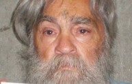 Charles Manson, barba lunga e svastica in fronte: la nuova foto