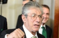 Bossi si dimette da segretario della Lega: "Scelta irrevocabile"