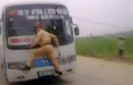 Vigile resta appeso ad un bus in fuga: il video