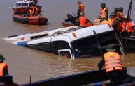 Bus precipita in un fiume, 34 morti