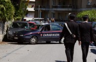 Aggredisce carabinieri con accetta, ma rimane ferito a una gamba