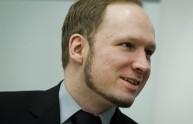Breivik, parente di una vittima gli tira una scarpa