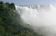 Tenta il suicidio dalle Cascate del Niagara, incredibilmente salvo