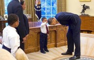 Bambino tocca i capelli ad Obama: svelato il mistero della foto