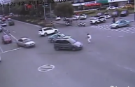 Padre salta giù dall'auto in corsa per salvare la bimba: il video