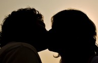 Si baciano in un bar gay: coppia etero cacciata dal buttafuori