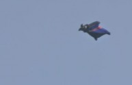 Si lancia da 730 metri senza paracadute e rimane illeso (VIDEO)