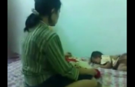 Madre sadica picchia bimba di 10 mesi. Il video shock