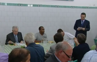Mario Monti a pranzo alla mensa per poveri (VIDEO)