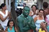 Si tinge da Hulk, ma il colore non gli va più via (FOTO)