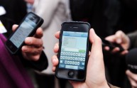 Allarme sms, 6 italiani su 10 leggono i messaggini alla guida