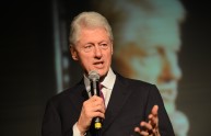 Bill Clinton con due pornostar, la foto su Twitter