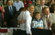 Obama firma la giustificazione ad un bambino che è andato a vederlo