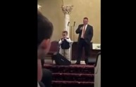 Bambino canta canzone contro i gay in chiesa, bufera nel web