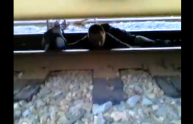 Passa un treno, ma c'è un ragazzo fra le rotaie (VIDEO)