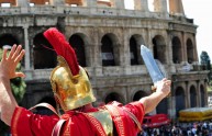 Gladiatori picchiano vigili al Colosseo: arrestati