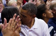 Obama bacia Michelle fra la folla 