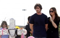 Christian Bale visita i sopravvissuti della strage di Denver (FOTO)