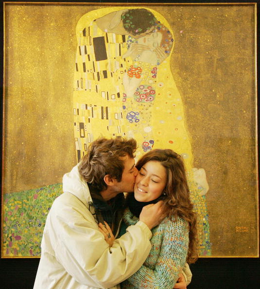 Bacio sullo sfondo de "Il bacio" di Klimt