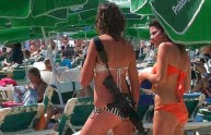 Israeliana sexy in bikini e col fucile, la foto che spopola sul web