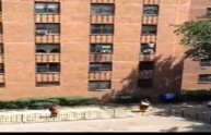 Bimba autistica cade da 3° piano, passante la prende al volo (VIDEO)