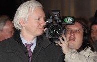 Assange, l'Ecuador concede asilo politico. Minacce da Londra