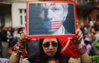Julian Assange parla dall'ambasciata: "Usa smettano di perseguirmi"