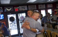 Barack Obama preso in braccio da un affettuoso pizzaiolo (FOTO)