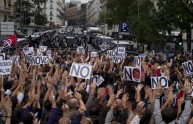 Spagna, gli indignati assediano il Parlamento: scontri con la polizia