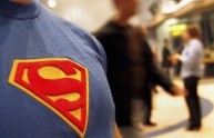 Si butta dal 6° piano vestito da Superman: muore suicida a Livorno