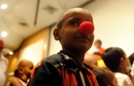Prete celebra la messa col naso da clown, accade in Messico