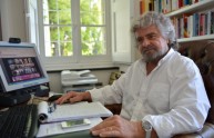 Beppe Grillo nel suo studio