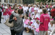 Bacio saffico a manifestazione anti-gay (FOTO)