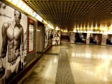 Donna nuda nella metropolitana di Milano
