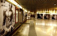 Donna nuda nella metropolitana di Milano