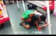 Attacco zombie su metropolitana in Cina (VIDEO)