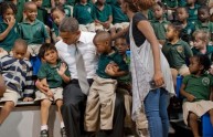 Due bambini si baciano dietro Barack Obama (FOTO)
