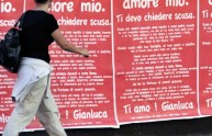 Tappezza Roma di manifesti per chiedere scusa alla moglie (FOTO)