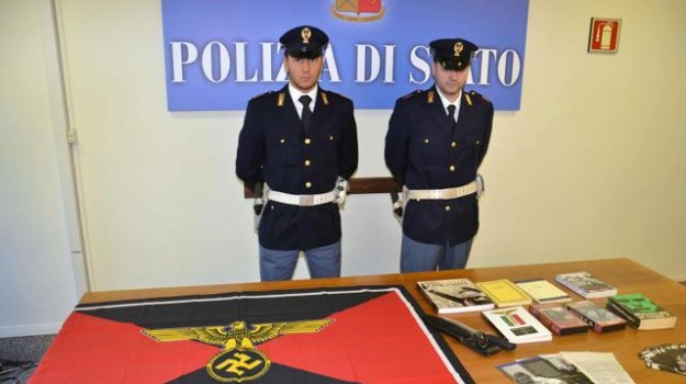 Materiale d'incitamento odio razziale sequestrato dalla Digos