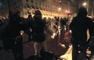 La Grecia dice sì all'austerity, scontri in piazza ad Atene