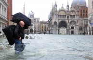 Acqua alta a Venezia: i turisti nuotano in Piazza San Marco (VIDEO)