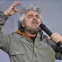 Grillo riempe la piazza a Milano: “Politici, arrendetevi”