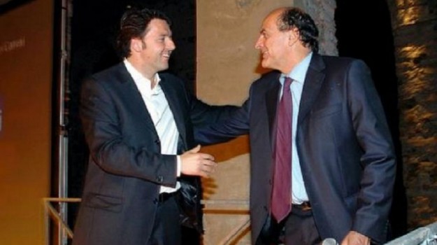 Pier Luigi Bersani e Matteo Renzi si stringono la mano