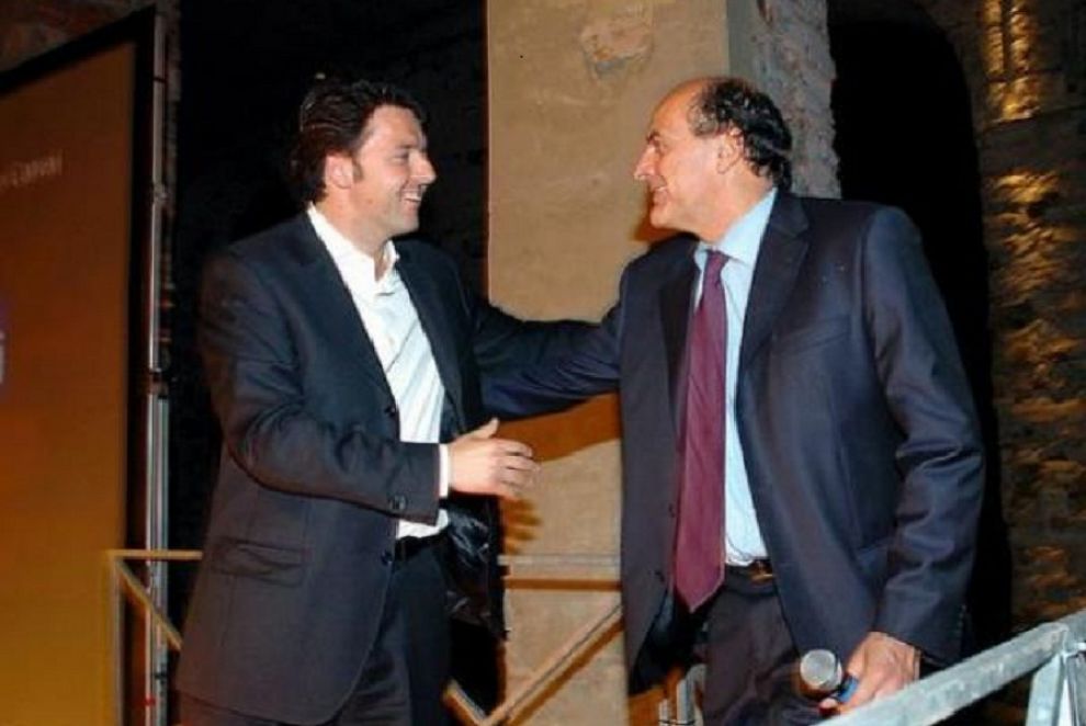 Pier Luigi Bersani e Matteo Renzi si stringono la mano