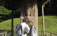 Turisti davanti ad una scultura Maya