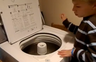 Il bambino che suona la lavatrice (VIDEO)