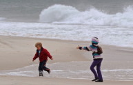 Bambini che giocano in spiaggia