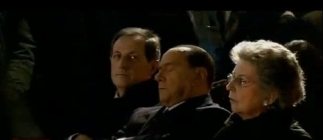 Berlusconi dorme durante la cerimonia di commemorazione dello Shoah