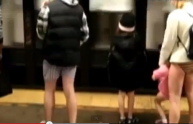 No Pants Day: tutti in metro senza pantaloni (VIDEO)