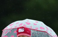 Piove nelle aule della scuola: bimbi con l'ombrello a lezione